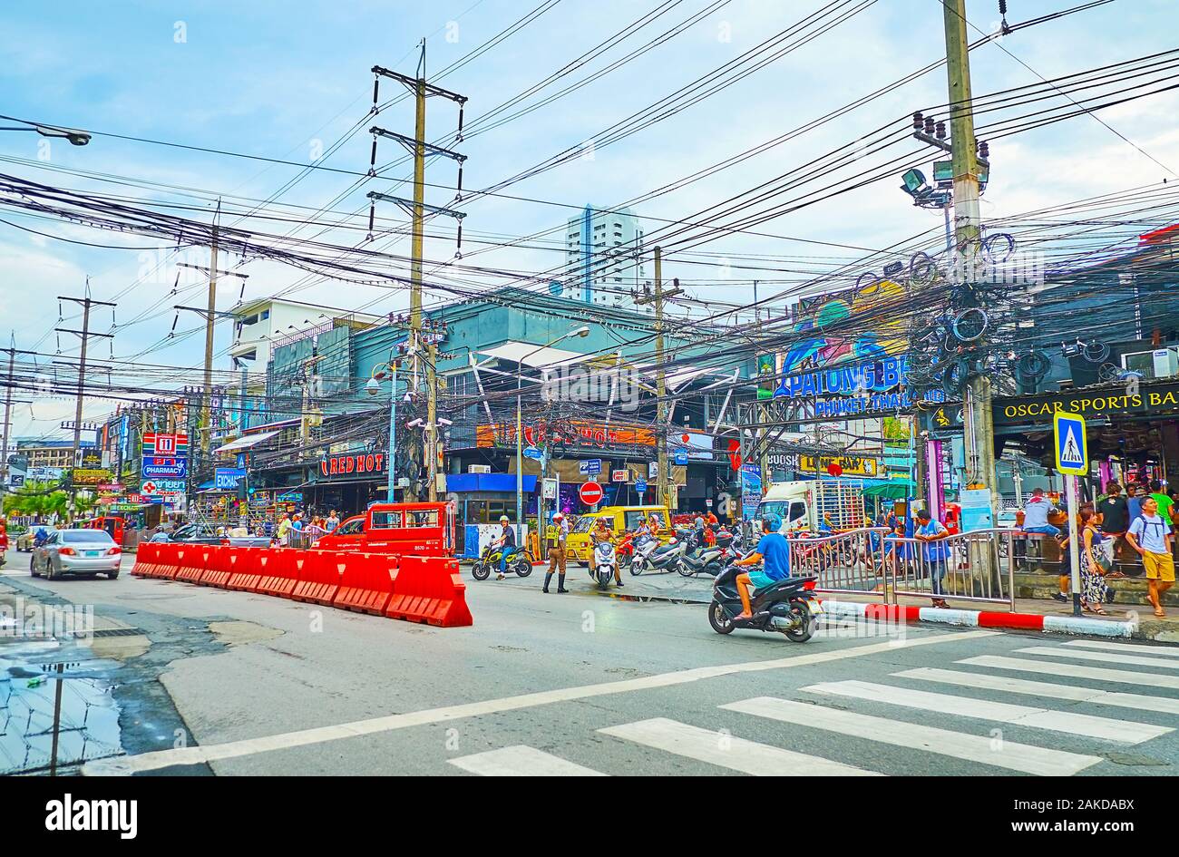 PATONG, Tailandia - 1 Maggio 2019: La scena urbana con una vista sulla strada rumorosa e piena di luoghi di interesse turistico, bar, night club, negozi e labirinto di wi elettrico Foto Stock