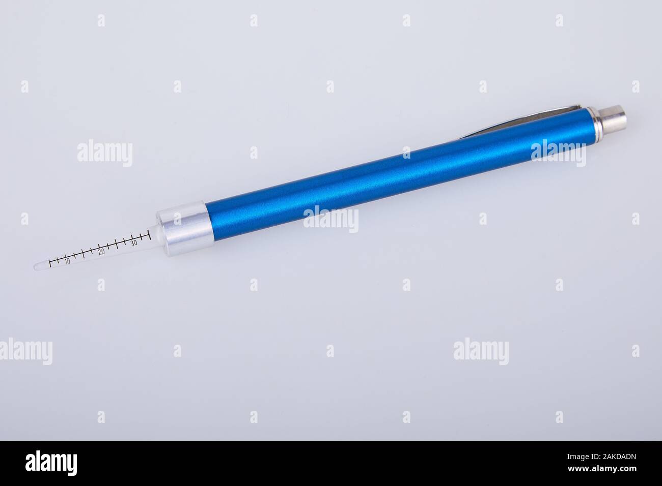 Medical torcia a penna con batterie utilizzate dal medico ORL per l esame dell'orecchio. Foto Stock