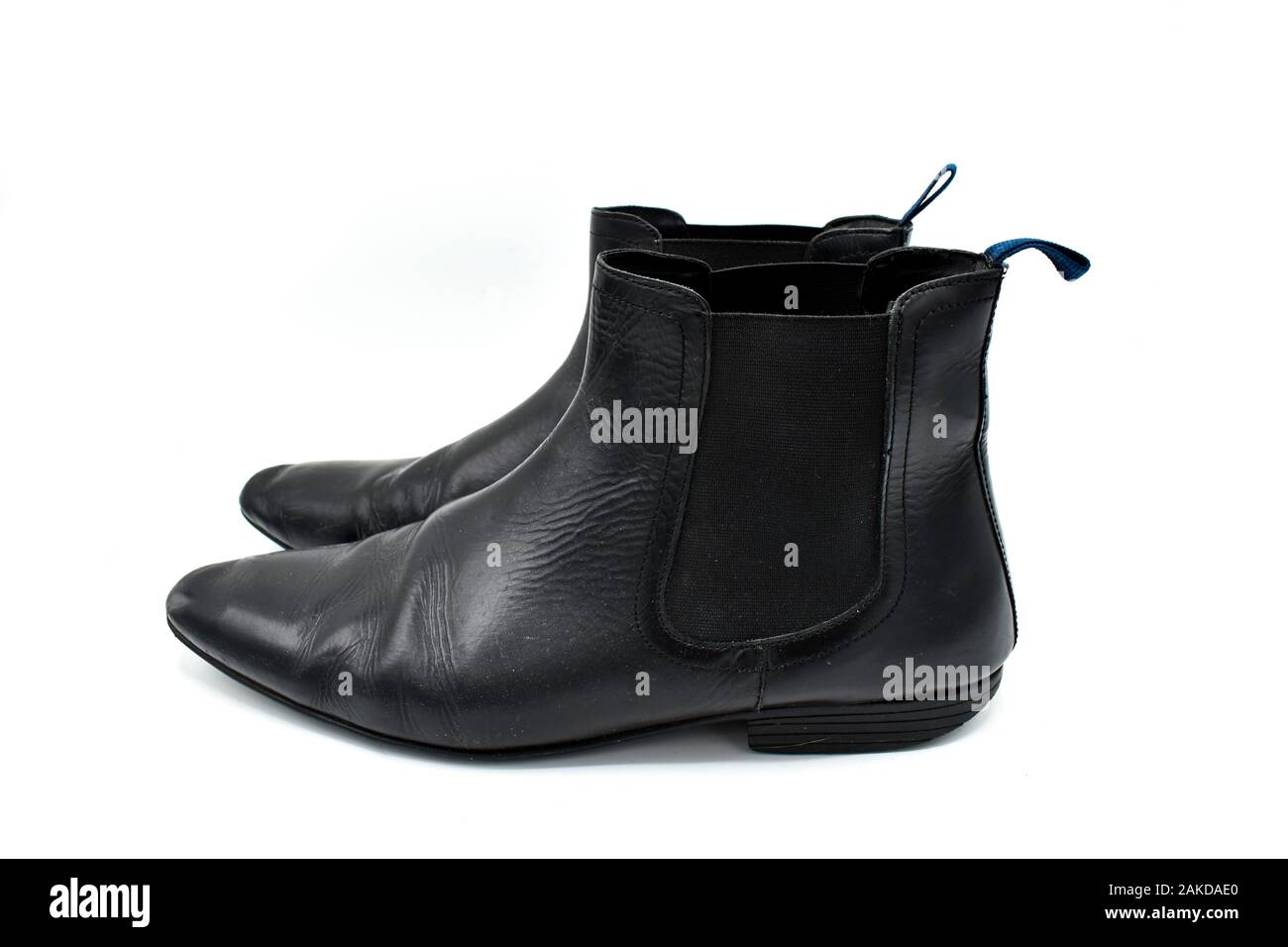Una coppia di nero in pelle mens chelsea boots isolati su sfondo bianco Foto Stock