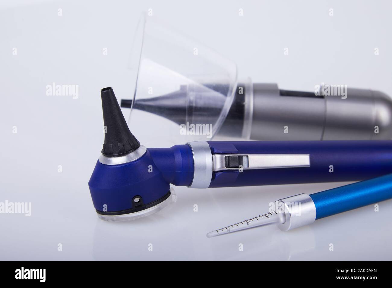 Gli strumenti medici per il medico ORL su bianco. Un set di strumenti Otolaryngologist. Foto Stock