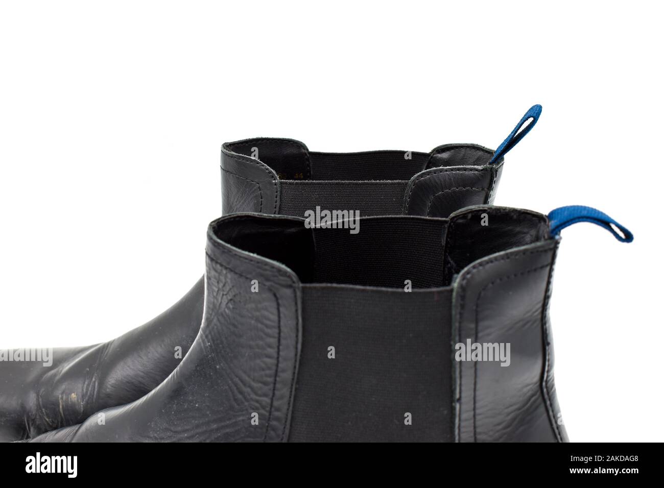 In prossimità di una coppia di nero in pelle mens chelsea boots isolati su sfondo bianco Foto Stock