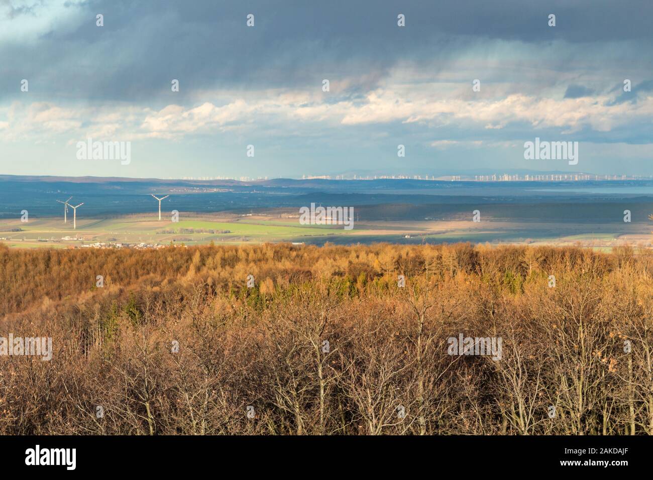 Vista da Magasberc la vetta più alta dei monti di Sopron a turbina eolica farm in Austria Foto Stock