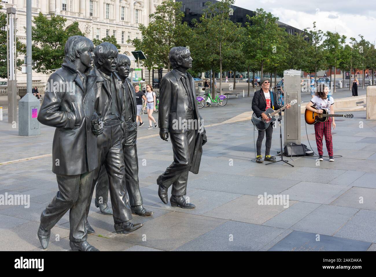 La statua di Beatles, Liverpool Pier Head, Liverpool, Merseyside England, Regno Unito Foto Stock