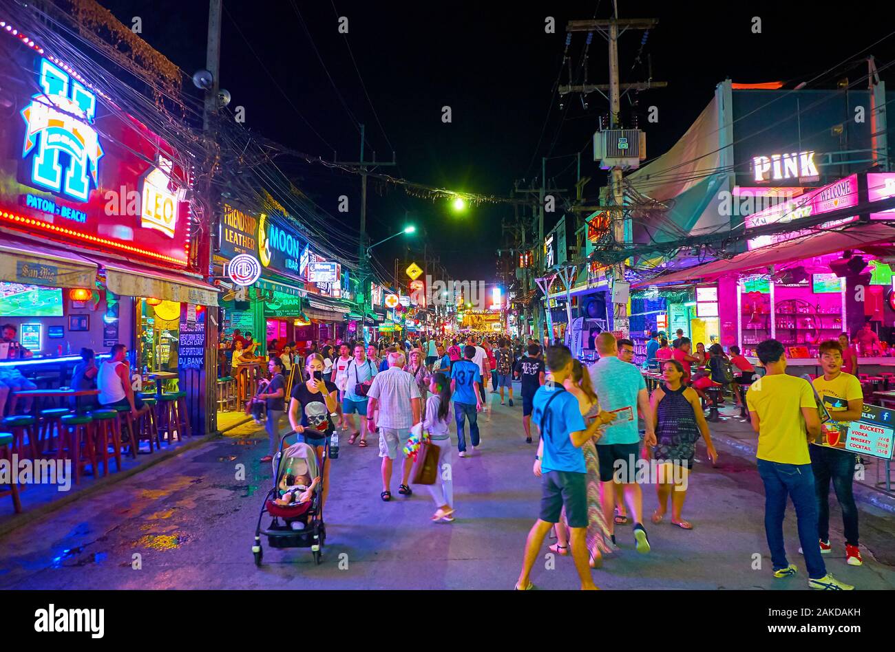PATONG, Tailandia - 1 Maggio 2019: la folla di turisti passeggiate la notte Bangla Road, famosa per i numerosi locali notturni, go-go bars e striscia mostra, nel mese di maggio Foto Stock