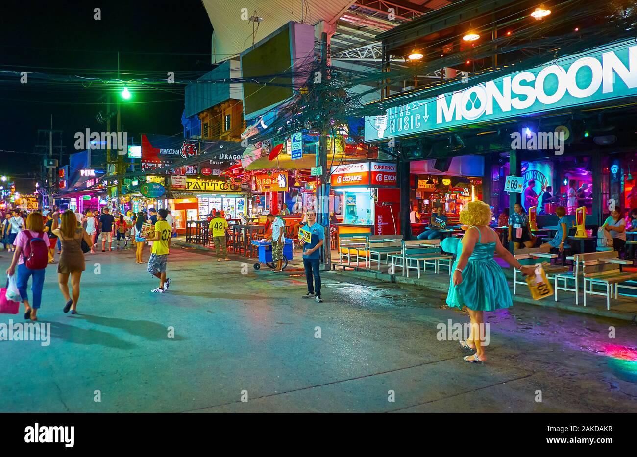 PATONG, Tailandia - 1 Maggio 2019: l'illuminato Bangla Road è il miglior posto per fare esperienza della vita notturna della città, visita il Forte go-go bar o n Foto Stock