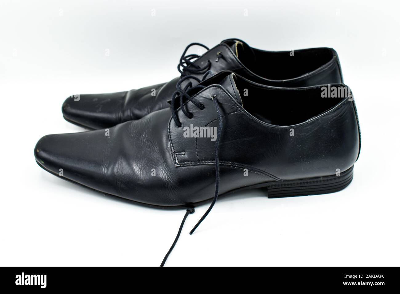 Una coppia di nero mens scarpe formali isolati su sfondo bianco Foto Stock