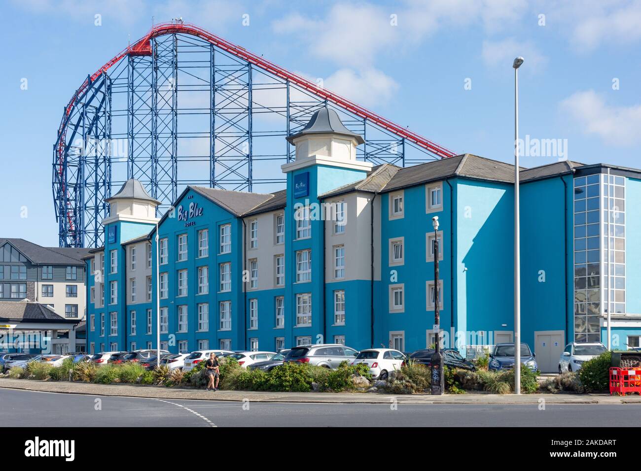 Il Big Blue Hotel e il Big One roller coaster, Clifton Drive, Blackpool, Lancashire, Inghilterra, Regno Unito Foto Stock