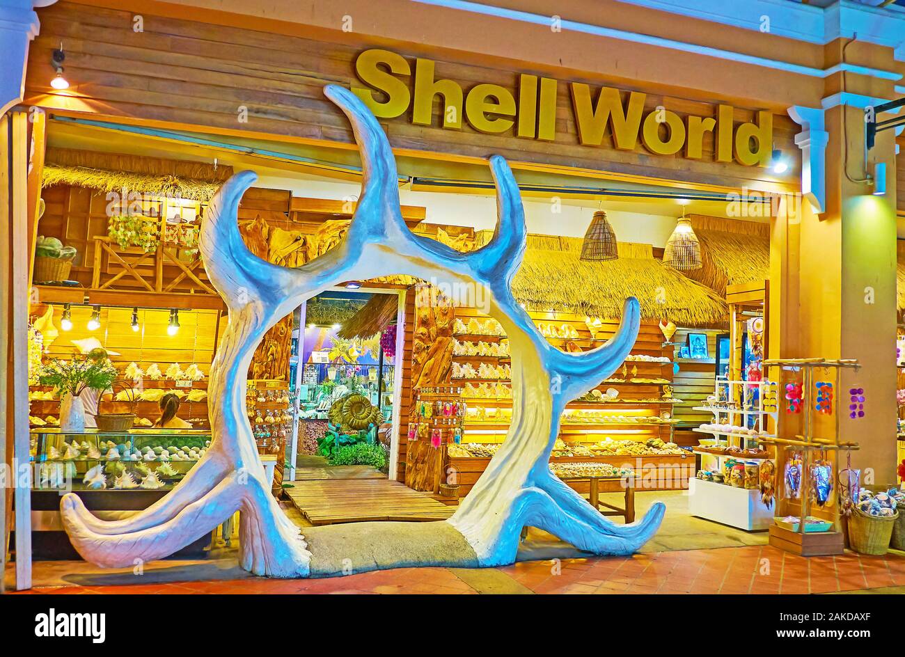 PATONG, Tailandia - 1 Maggio 2019: il guscio negozio di souvenir in Jungceylon Shopping Centre offre molti pezzi esotici di vita marina tropicale, il 1 maggio in Foto Stock
