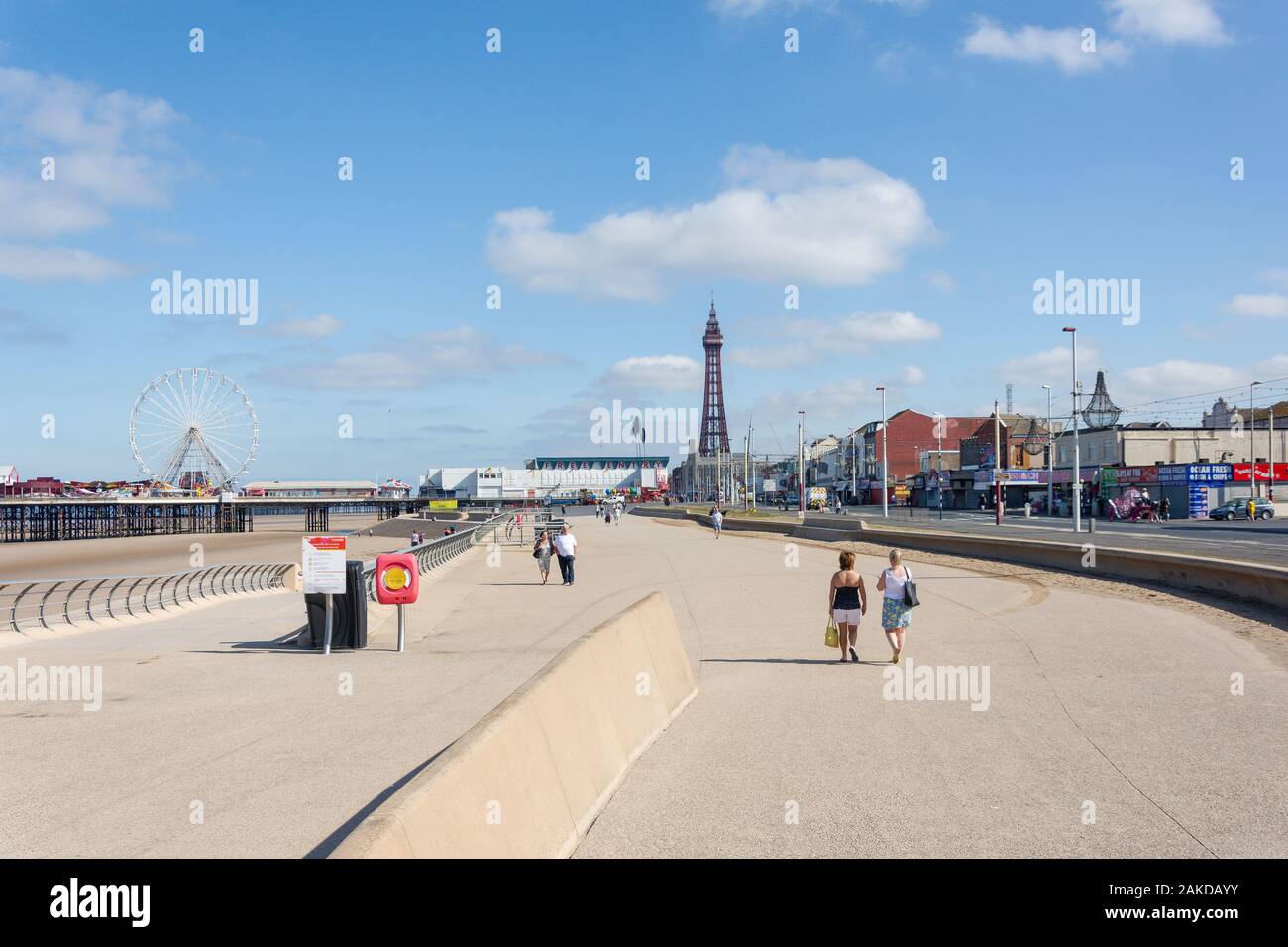 Lungomare che mostra la Blackpool Tower e Ocean Boulevard, Blackpool, Lancashire, Inghilterra, Regno Unito Foto Stock