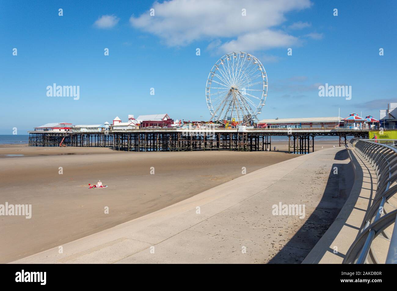 Lungomare e Central Pier di Blackpool, Lancashire, Inghilterra, Regno Unito Foto Stock