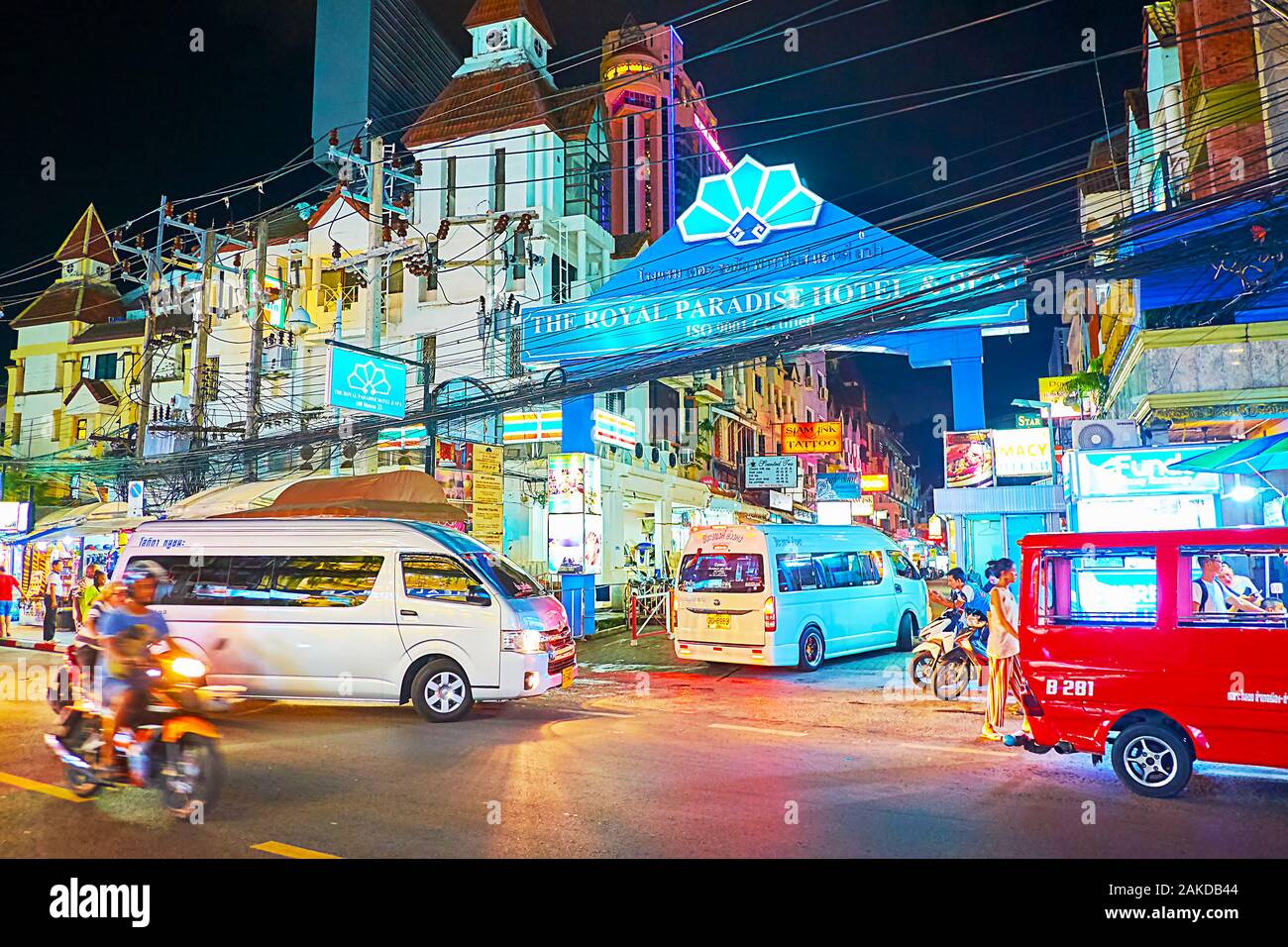PATONG, Tailandia - 1 Maggio 2019: la sera scena urbana con intenso traffico turistico nel distretto di Kathu, il 1 maggio a Patong Foto Stock
