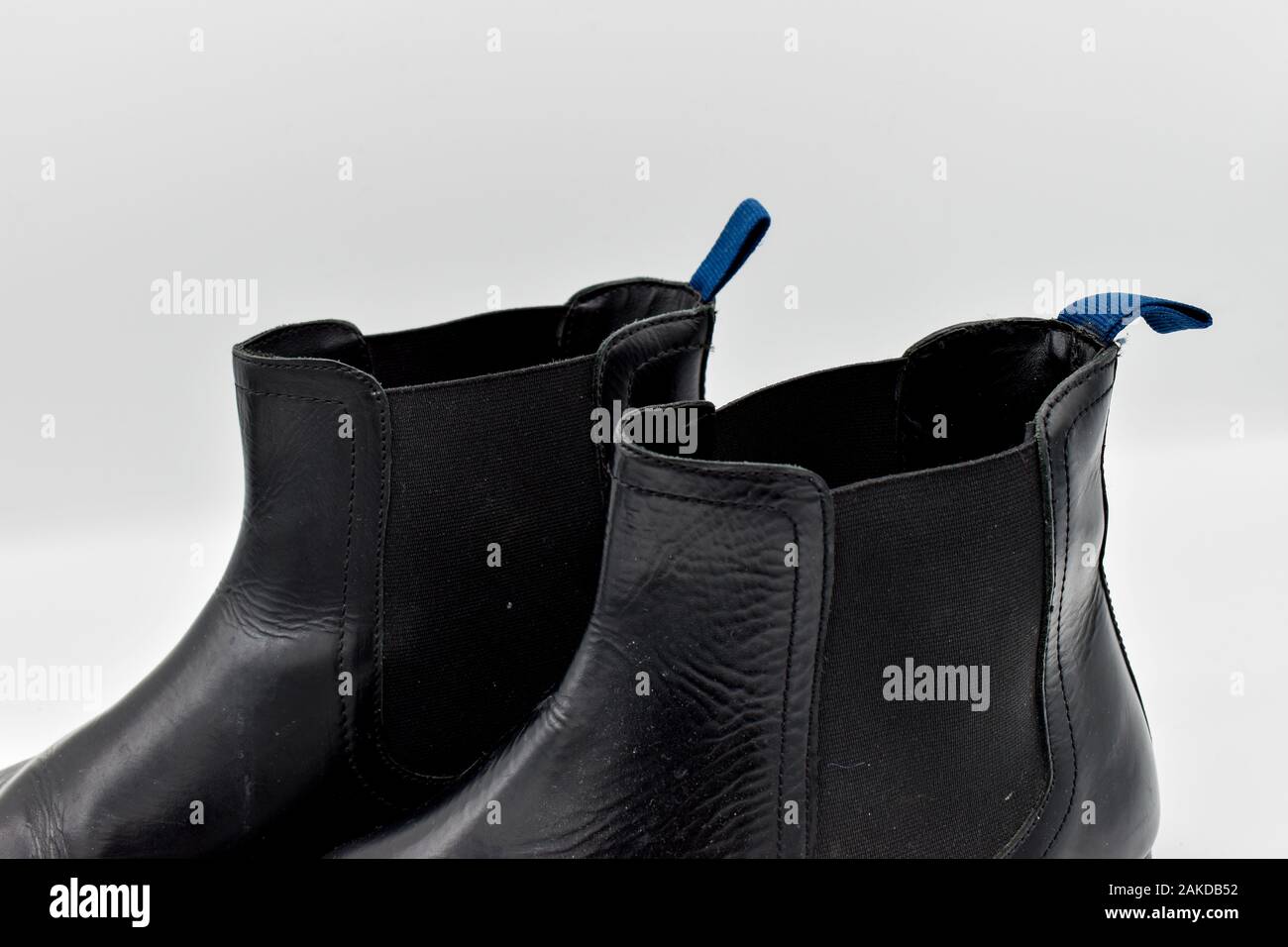 In prossimità di una coppia di nero in pelle mens chelsea boots isolati su sfondo bianco Foto Stock