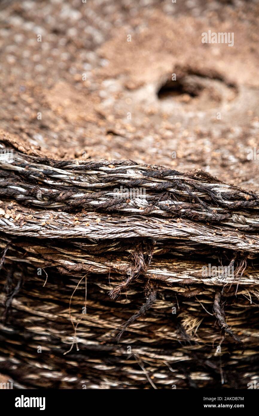 Impilati tessuto cesti (fiscoli tappetini) per la pressatura di olio di oliva a può Det Frantoio a Soller, Mallorca, Spagna Foto Stock