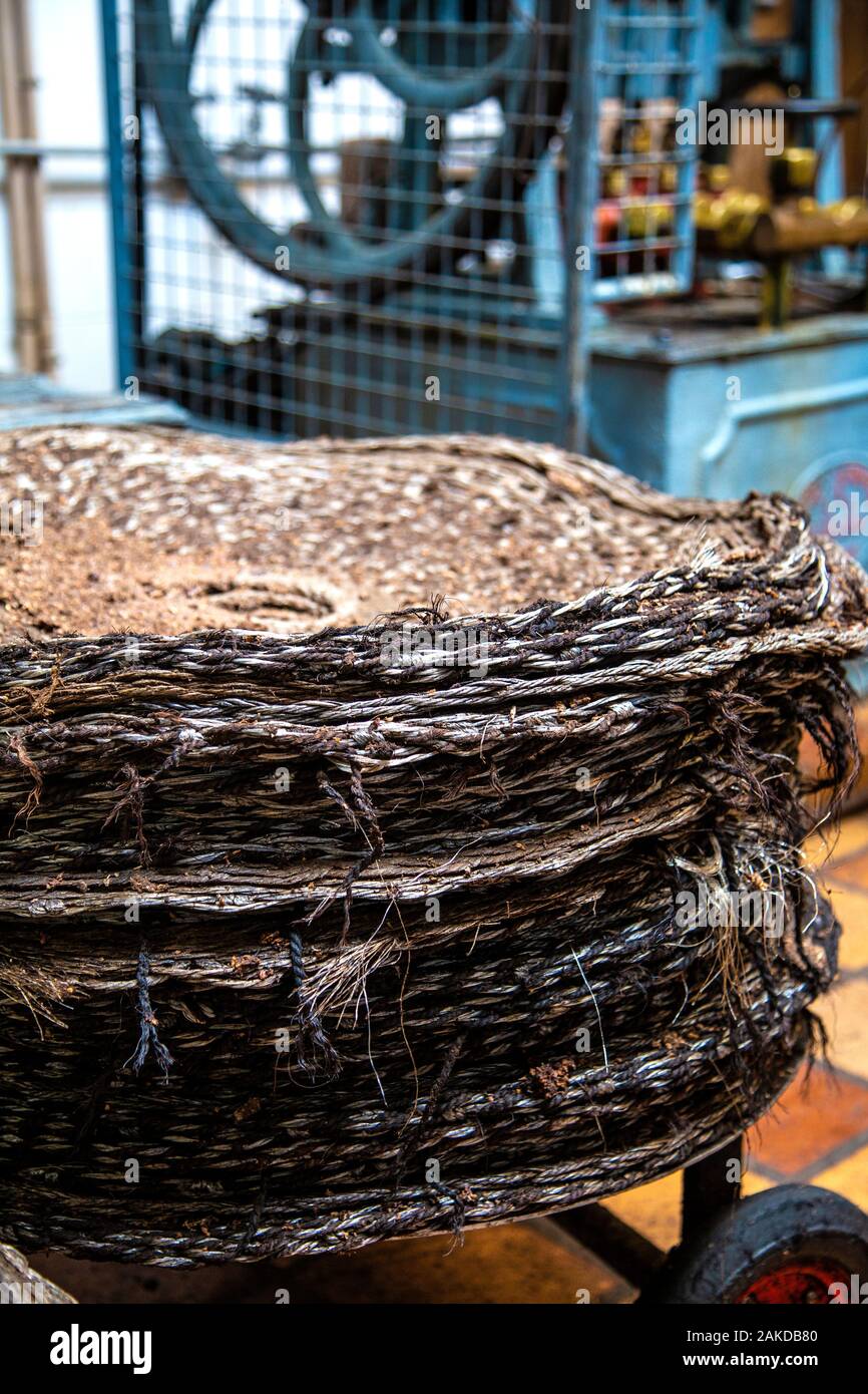 Impilati tessuto cesti (fiscoli tappetini) per la pressatura di olio di oliva a può Det Frantoio a Soller, Mallorca, Spagna Foto Stock