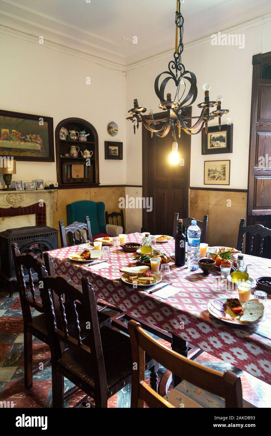 Sala da pranzo tradizionale spagnola presso il Can Det Olive Oil Mill di Soller, Maiorca, Spagna Foto Stock