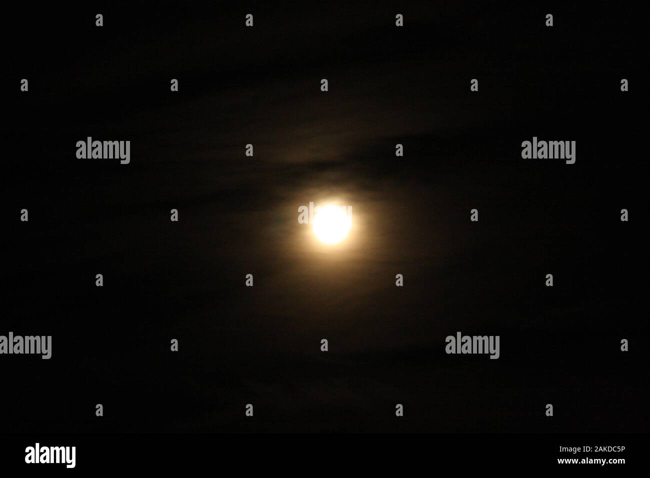 Luna piena e luminosa sul cielo notturno Foto Stock