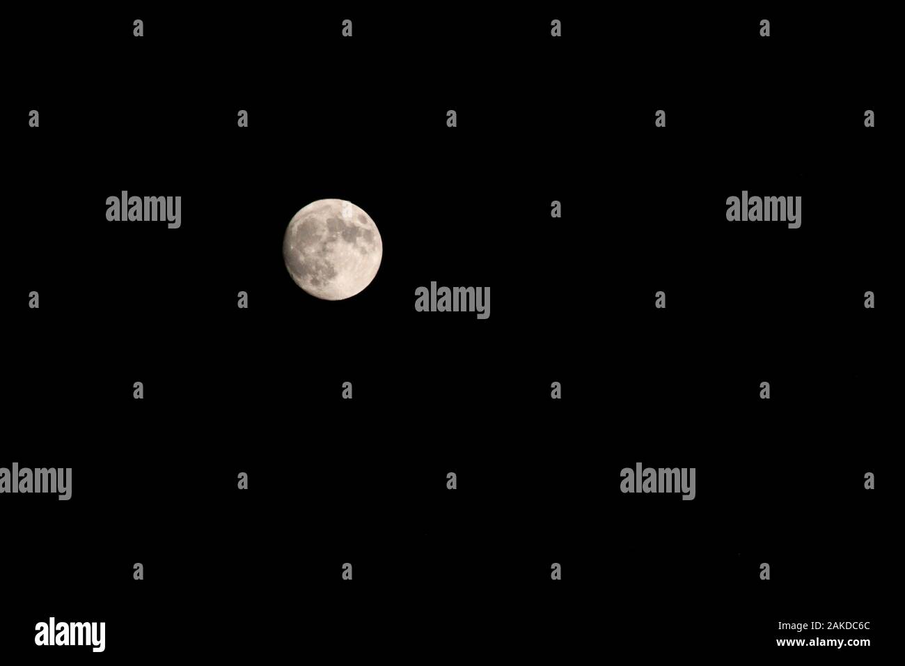 Luna piena sul cielo notturno Foto Stock