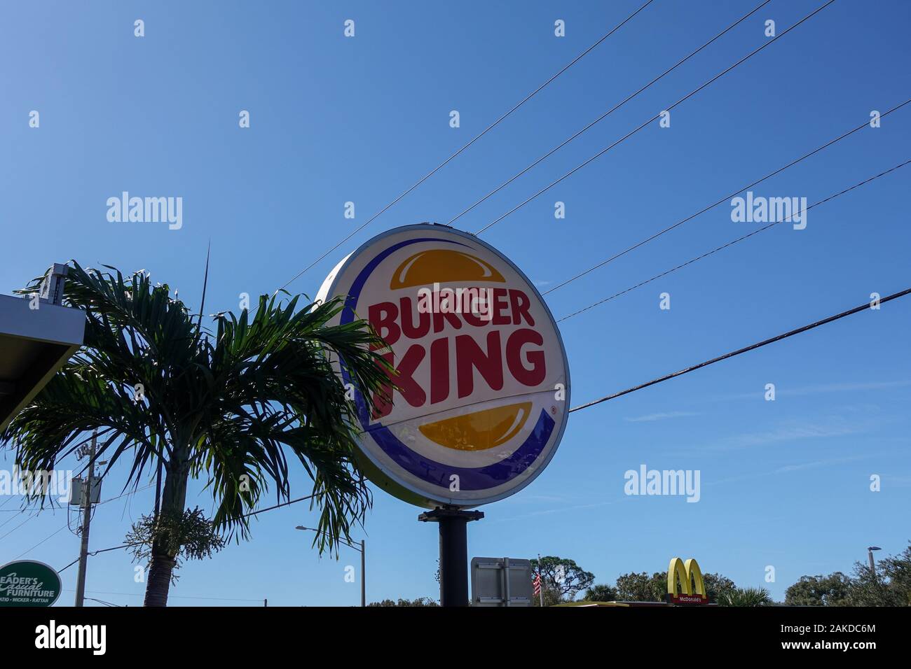 Vero Beach, FL/USA-1/6/90: un Burger King segno esterno con il concorrente McDonalds attraversata la strada in background su un luminoso giorno di sole. Foto Stock