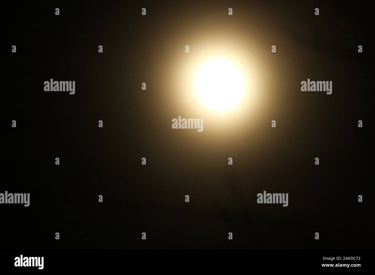 Luna piena e luminosa sul cielo notturno Foto Stock