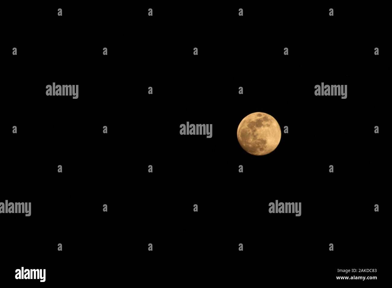 Luna piena sul cielo notturno Foto Stock