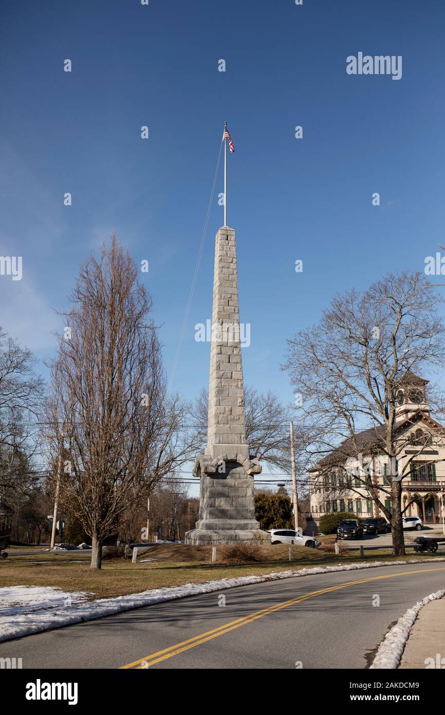 La Isaac Davis memorial su Concord Road nel centro della città di Acton, Massachusetts, STATI UNITI D'AMERICA. L' Acton Town Hall è in background. Foto Stock