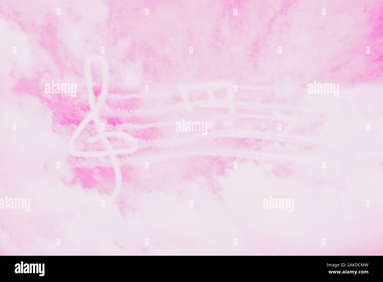 Musica in cielo. Musica chiave di violino segno o G-chiave o chiave di violino e note nel cielo rosa. Sfondo astratto Foto Stock