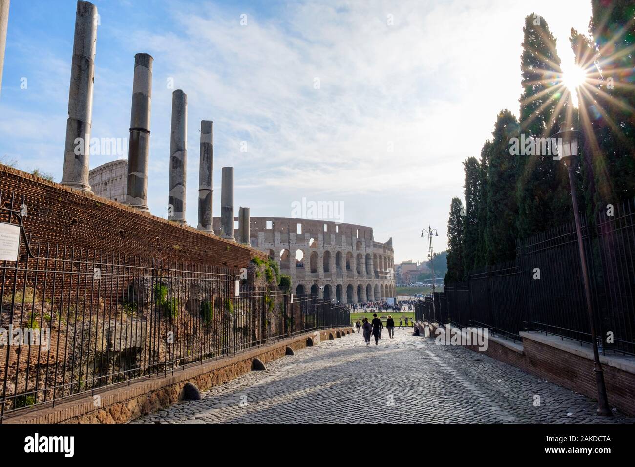 Gli edifici dell'antica Roma, via Sacra che si affaccia sul Colosseo, il foro Romano, il Colosseo di Roma Roma, Italia Foto Stock