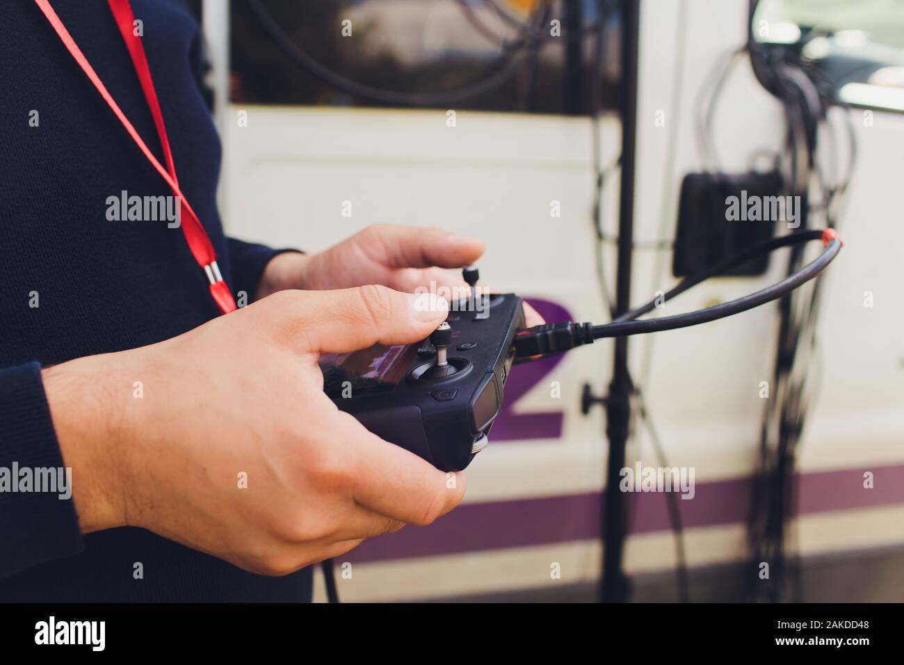 Drone telecomando in mano l'uomo.L'uomo operante di flying drone Foto Stock