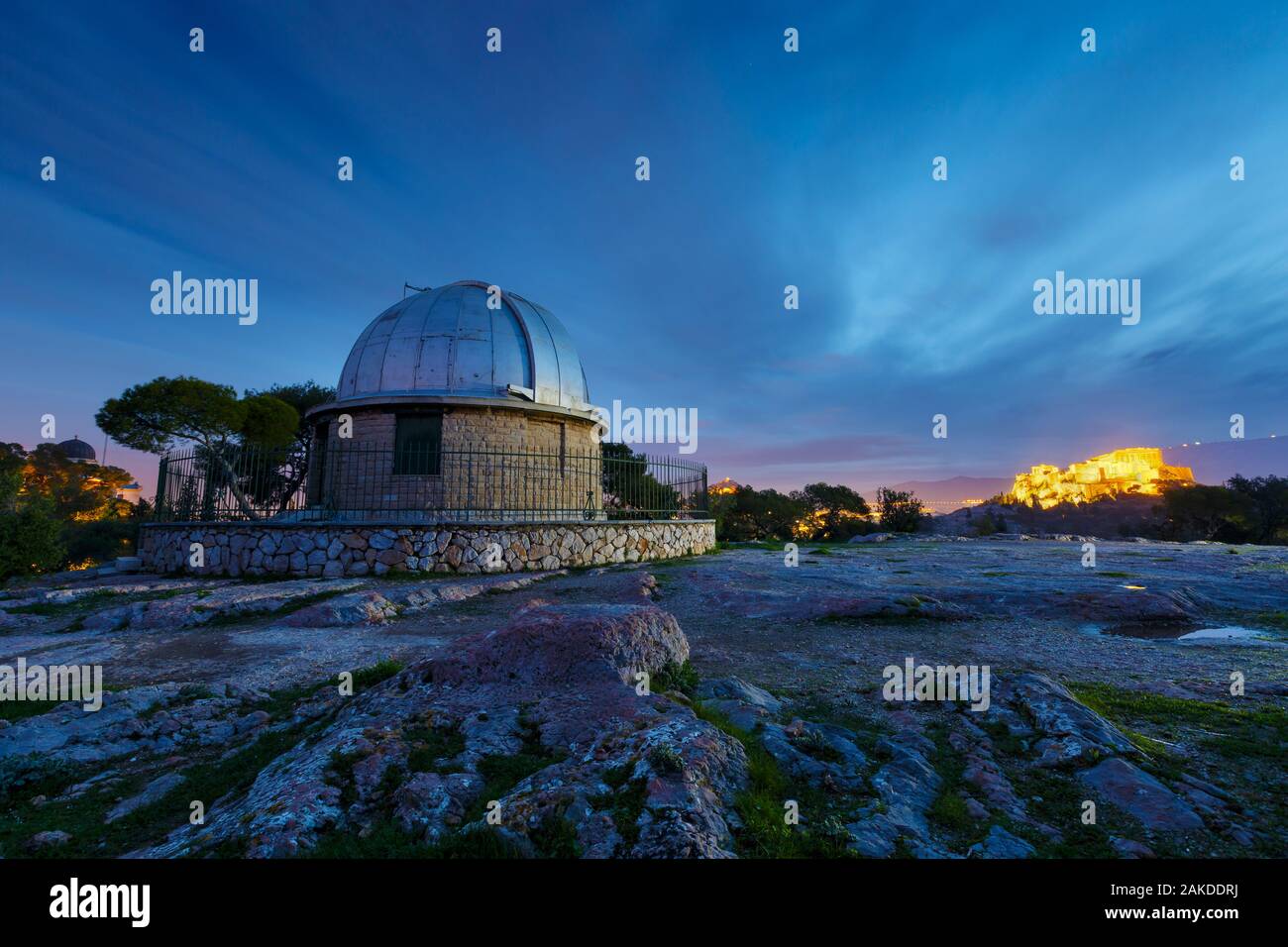 La mattina presto vista dell'Osservatorio nazionale e dall'Acropoli Pnice ad Atene. Foto Stock
