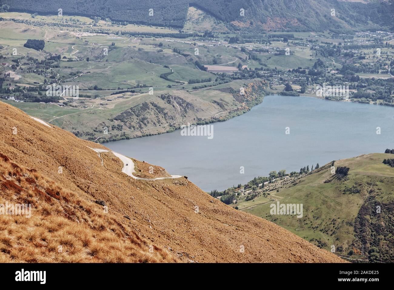 La strada pericolosa fa il passo su una montagna in Nuova Zelanda Foto Stock