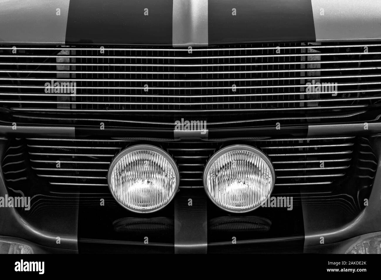 Dettaglio abstract in bianco e nero che mostra la griglia anteriore di un auto classica Foto Stock