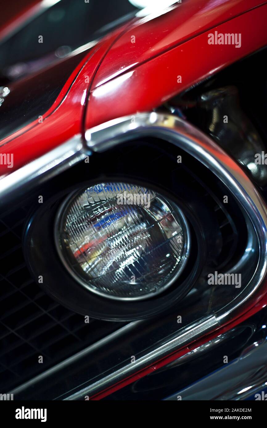 Dettaglio anteriore su auto muscolari rosse americane Foto Stock
