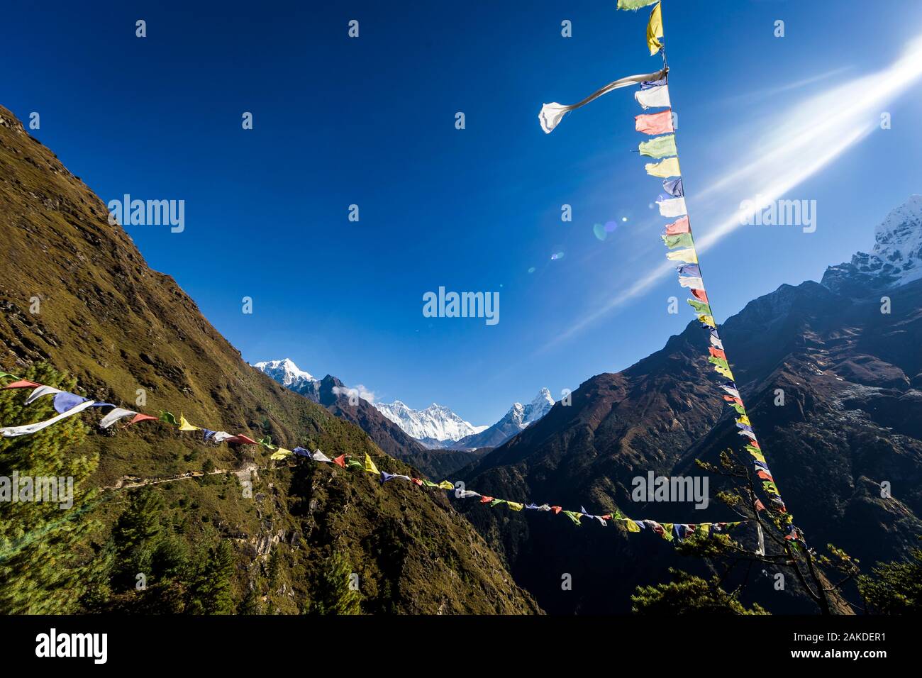 Bandiere di preghiera, Ama Dablam e Himalays nella regione Everest del Nepal Foto Stock