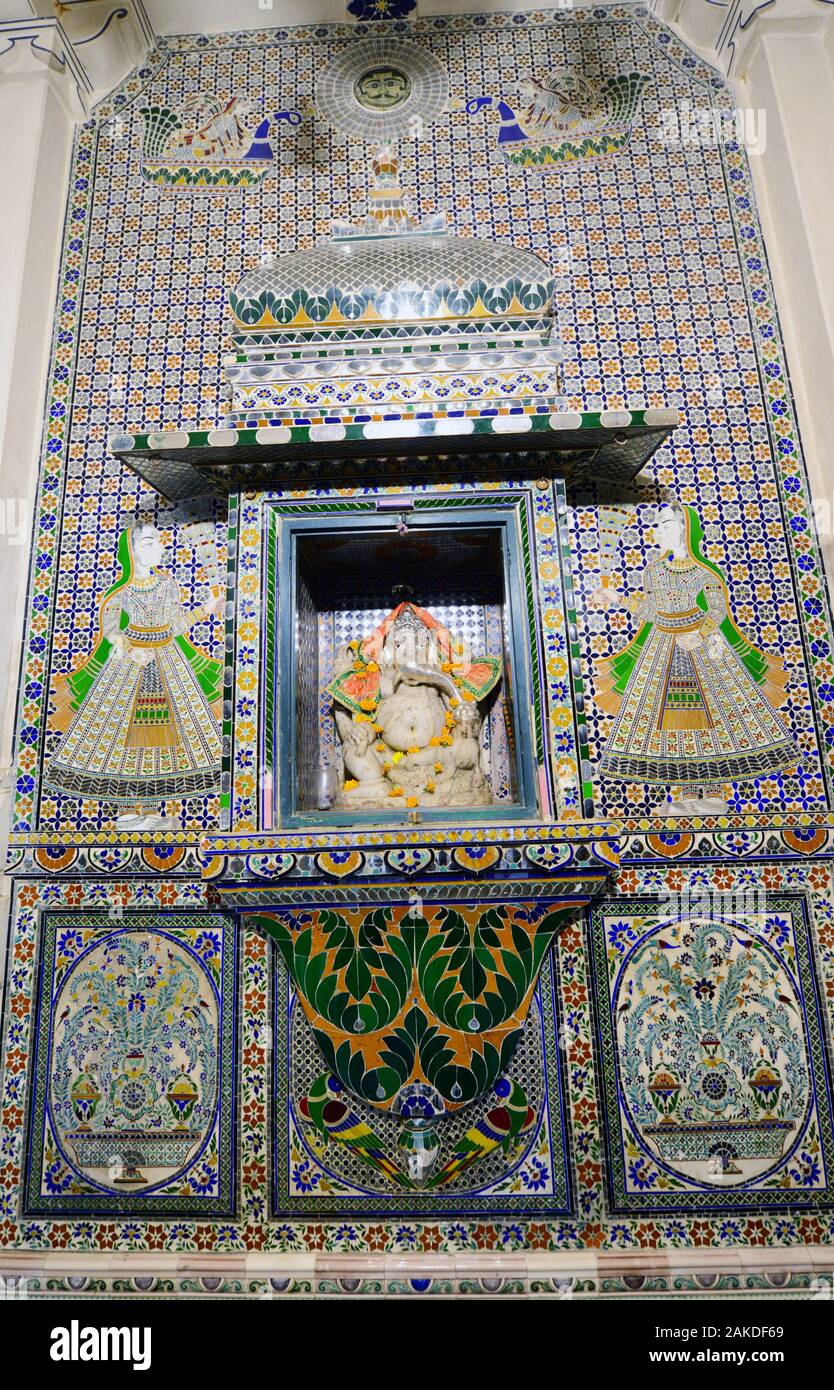 Splendide decorazioni a parete nel palazzo della città di Udaipur. Foto Stock