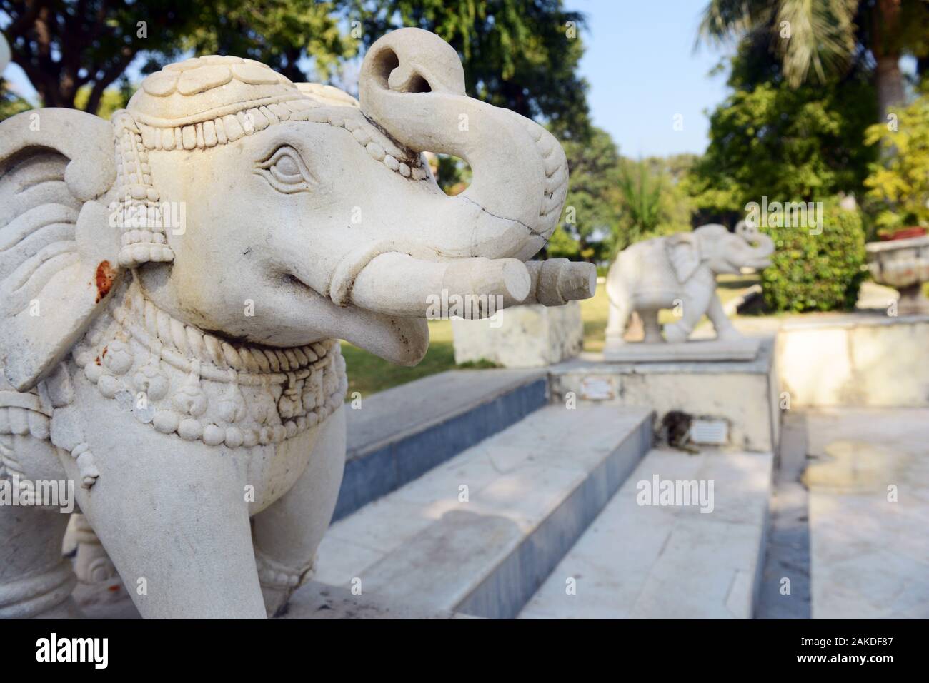 Elefanti di marmo intagliati che decorano i giardini intorno al palazzo della città di Udaipur, Rajasthan, India. Foto Stock