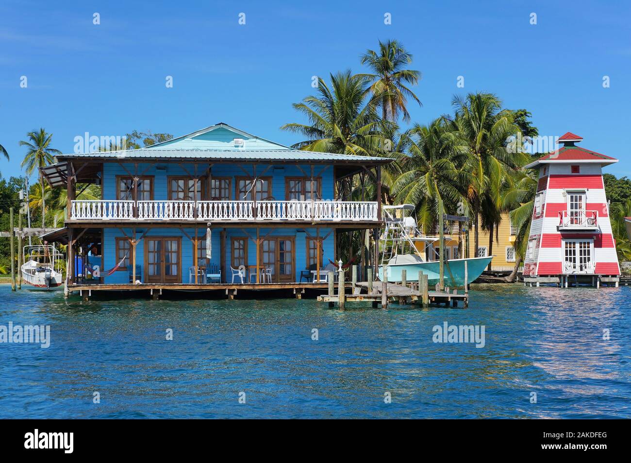 Casa tropicale su acqua visto dal mare, Bocas del Toro, lato caraibico di Panama, America Centrale Foto Stock