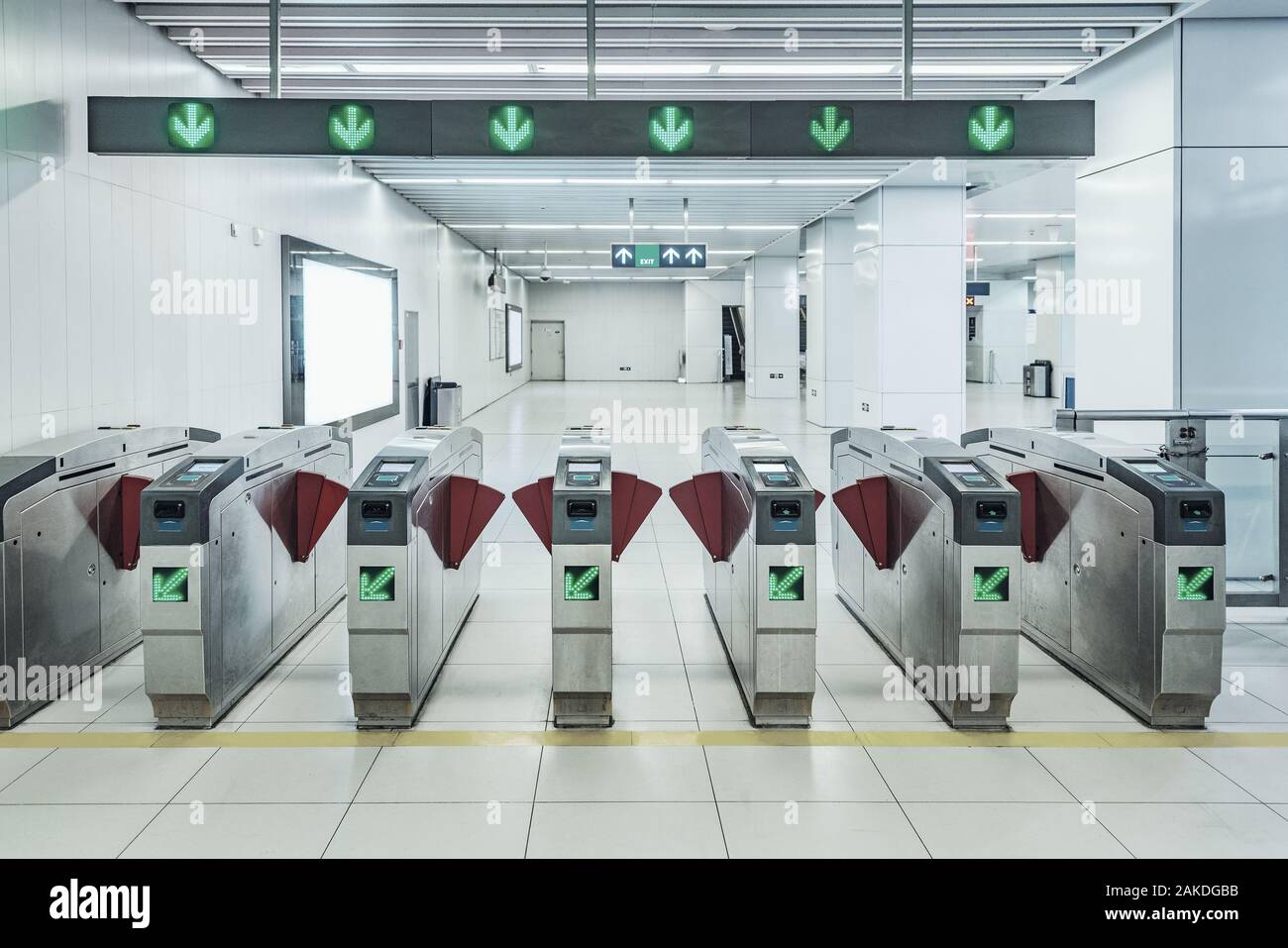 I tornelli elettronici con lettori di schede sulla stazione della metropolitana piattaforma. Foto Stock