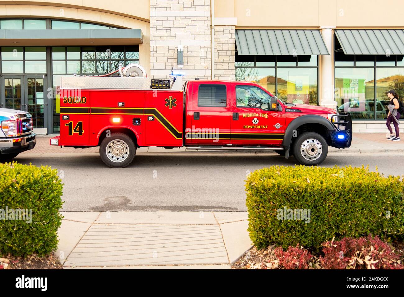 Wichita, Kansas fire department Carrello inviato su emergenze mediche lungo con ambulanze. Parcheggiato in Bradley Fair Shopping Centre, Wichita, Kansas, Foto Stock