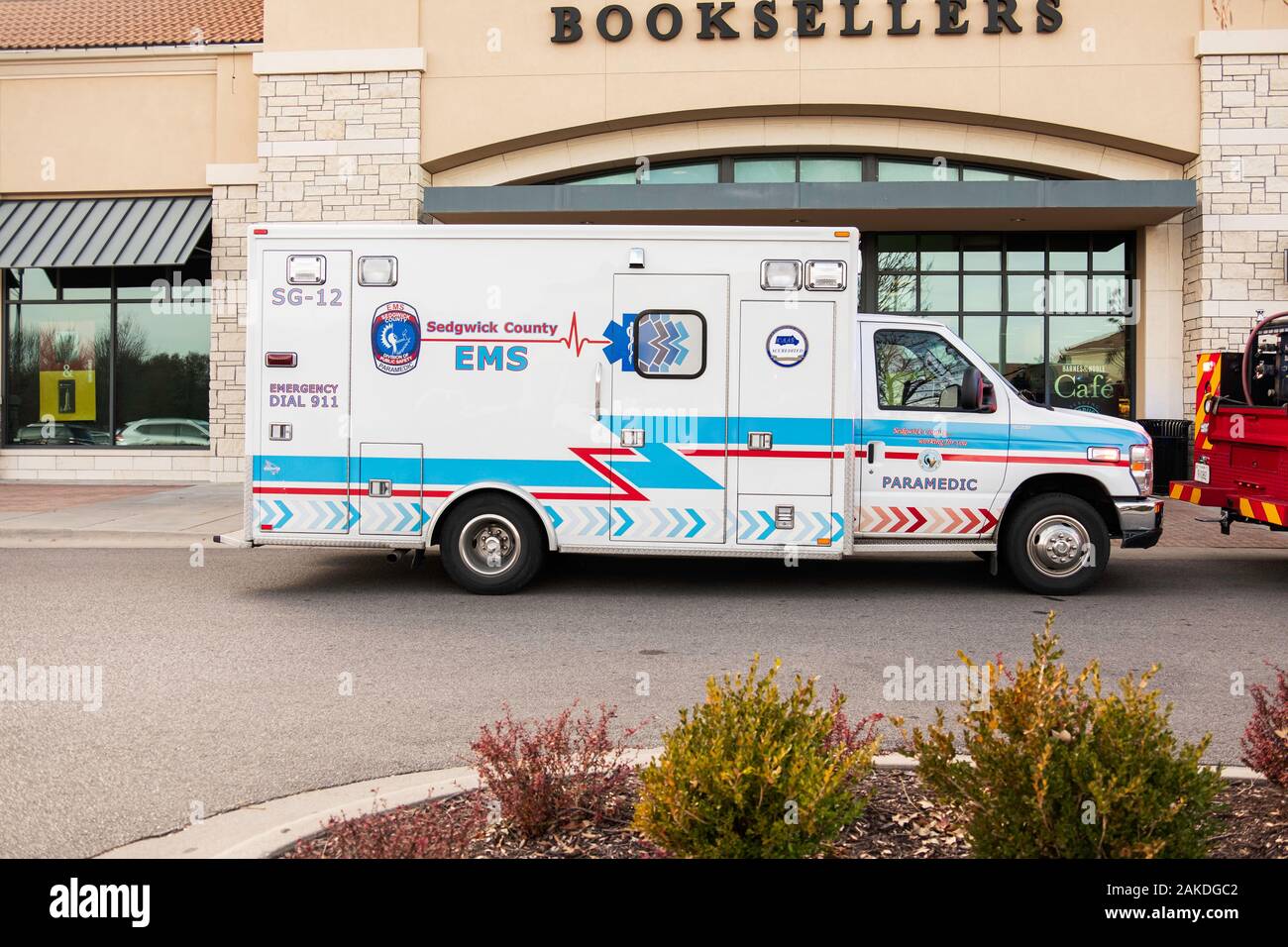 EMS ambulanza sulla chiamata mentre è parcheggiata di fronte Barnes & Noble librai storefront in Bradley Fair Shopping Centre, Wichita, Kansas, Stati Uniti d'America. Foto Stock