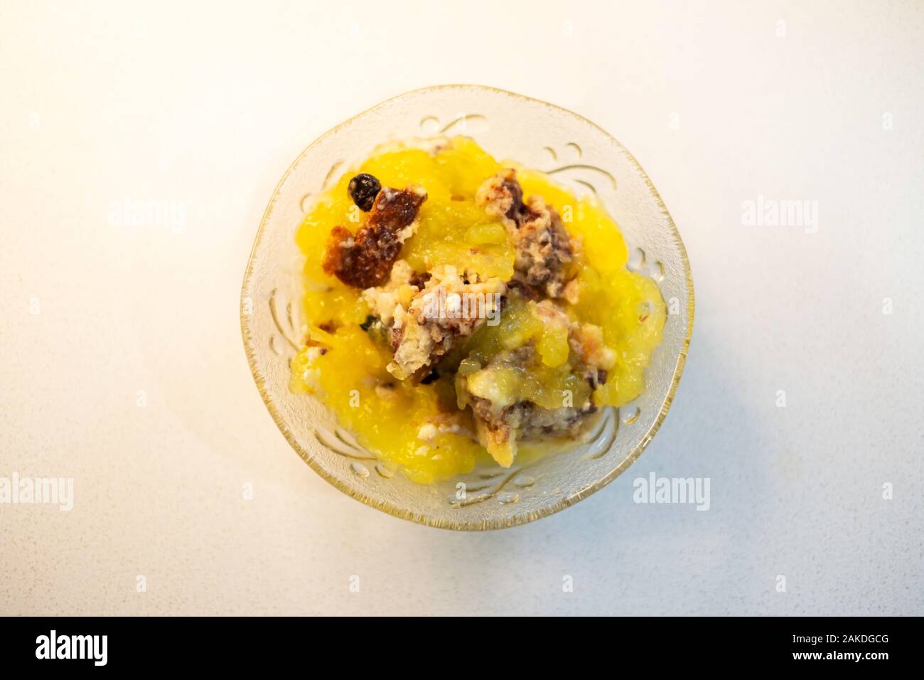 In casa pudding di pane con salsa di limone, fatta con crema pasticcera, pezzi di pane e uvetta. Stati Uniti d'America Foto Stock