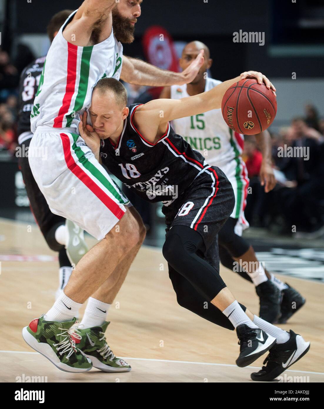 Vilnius, Lituania. Gen 8, 2020. Mindaugas Girdziunas (R) di rytas pubblicava compete di Vilnius durante una Top 16 Round 1 match tra rytas pubblicava Vilnius e UNICS Kazan all'2019-2020 Eurocup di torneo di pallacanestro di Vilnius, Lituania, 8 gennaio, 2020. Credito: Alfredas Pliadis/Xinhua/Alamy Live News Foto Stock