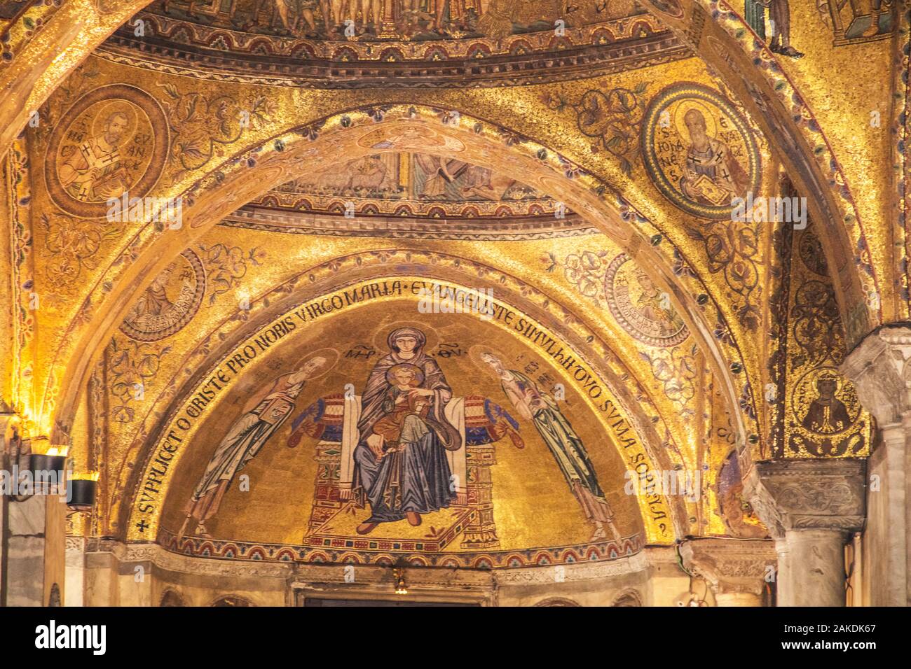 Mosaici che copre una parete nella Basilica di San Marco a Venezia Roma Foto Stock
