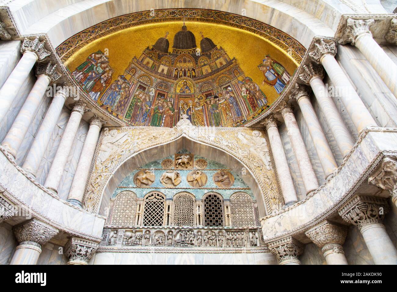 La facciata decorata della Basilica di San Marco a Venezia Italia Foto Stock