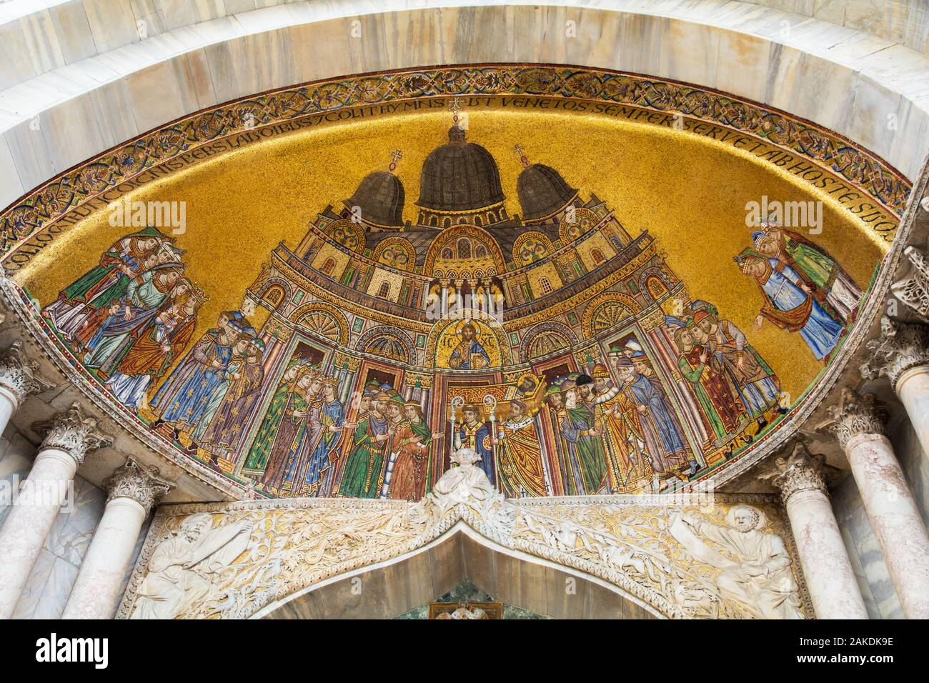 La facciata decorata della Basilica di San Marco Venezia Italia Foto Stock