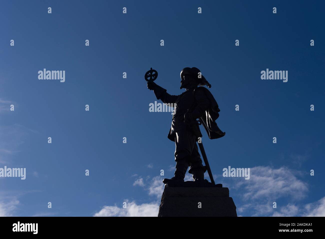 Champlain statua, Nepean punto, Ottawa, Canada. Statua di esploratore francese tenendo la sua famosa astrolabio capovolta. Foto Stock