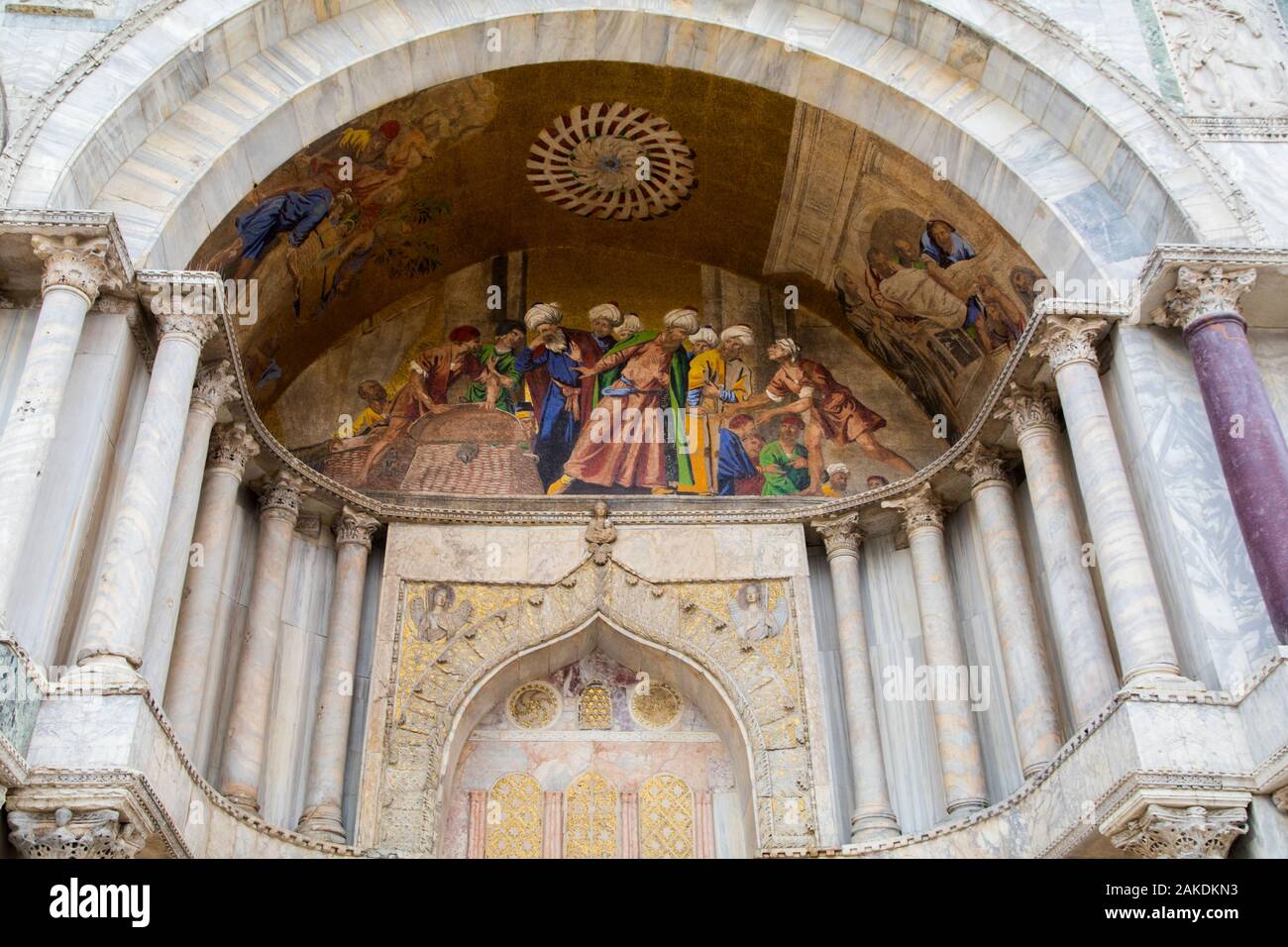 La facciata decorata della Basilica di San Marco a Venezia Italia Foto Stock