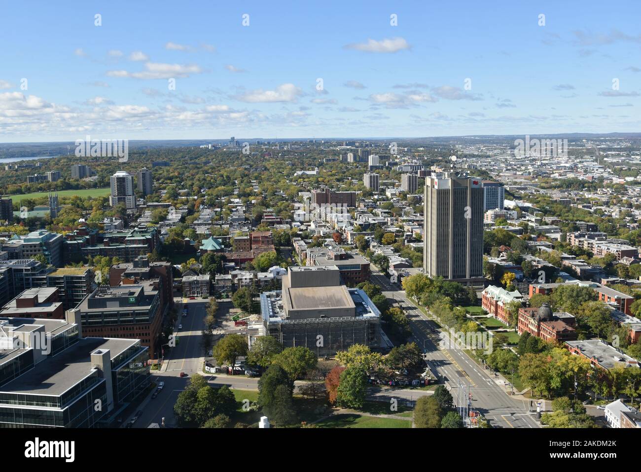 Vista sulla città di Quebec, sul fiume Saint Laerenence e sulle aree circostanti dall'Observatoire de la capitale, Ville de Quebec, Quebec, Canada Foto Stock