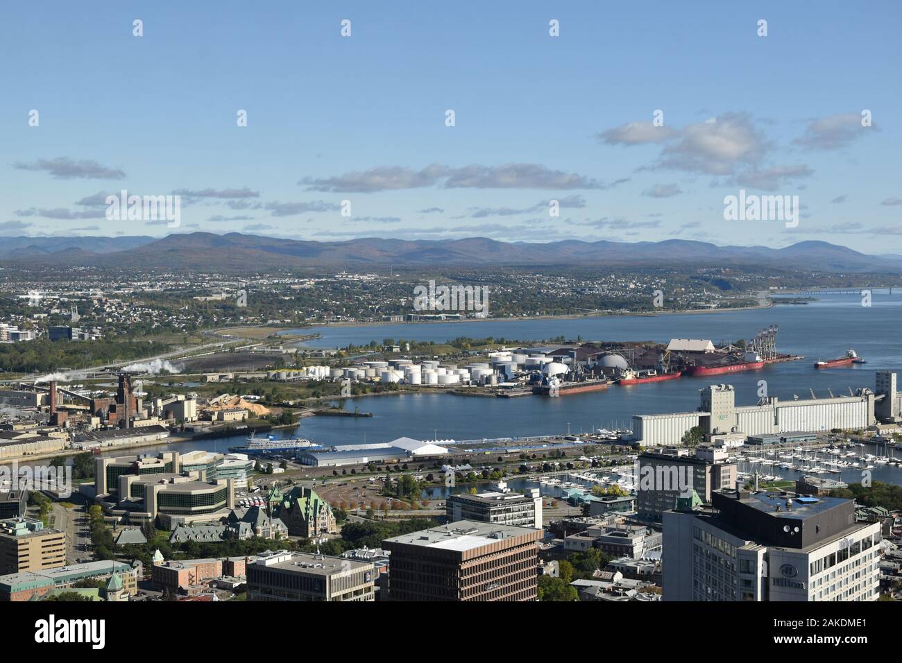 Vista sulla città di Quebec, sul fiume Saint Laerenence e sulle aree circostanti dall'Observatoire de la capitale, Ville de Quebec, Quebec, Canada Foto Stock