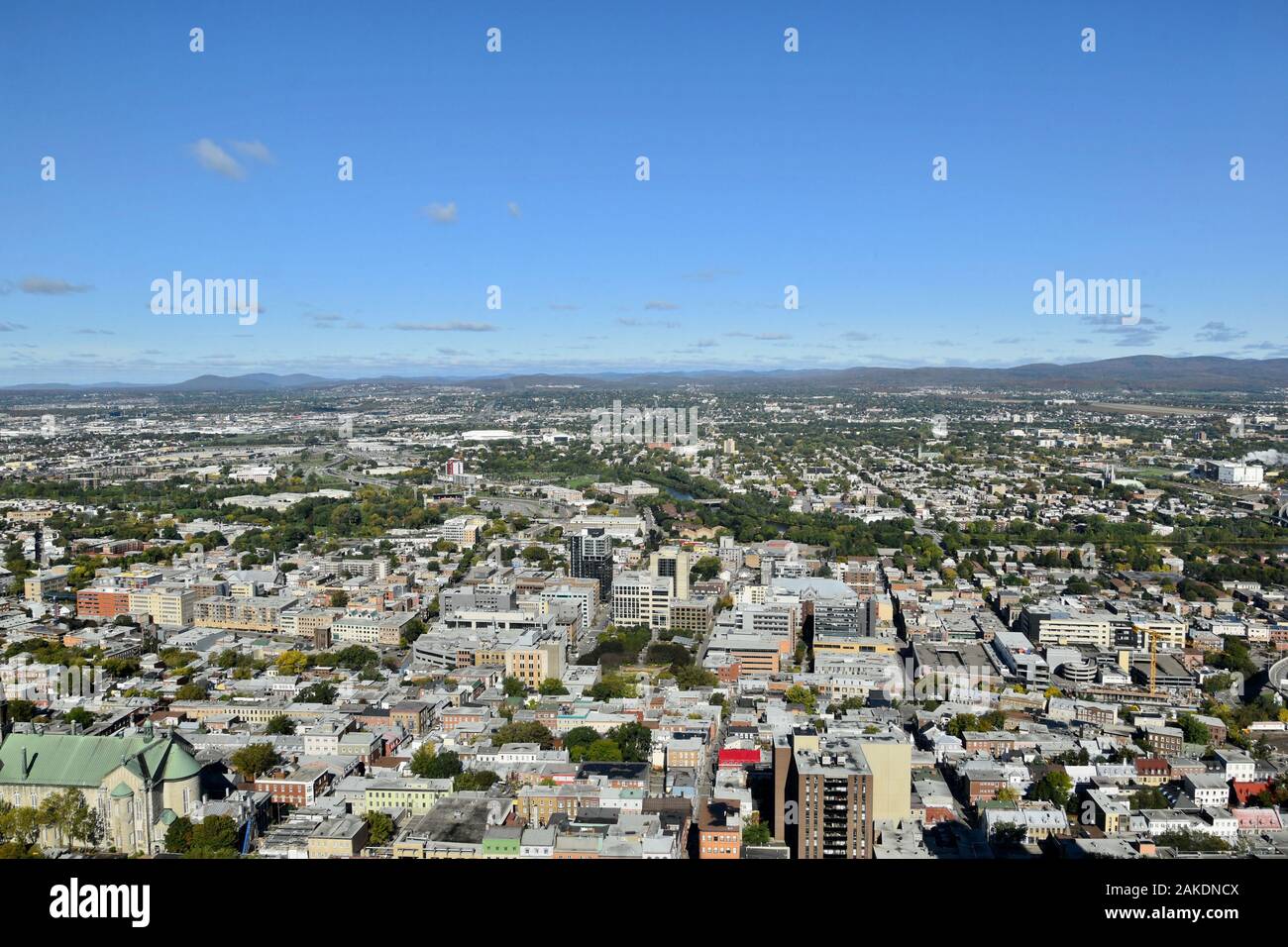 Vista sulla città di Quebec, sul fiume Saint Laerenence e sulle aree circostanti dall'Observatoire de la capitale, Ville de Quebec, Quebec, Canada Foto Stock