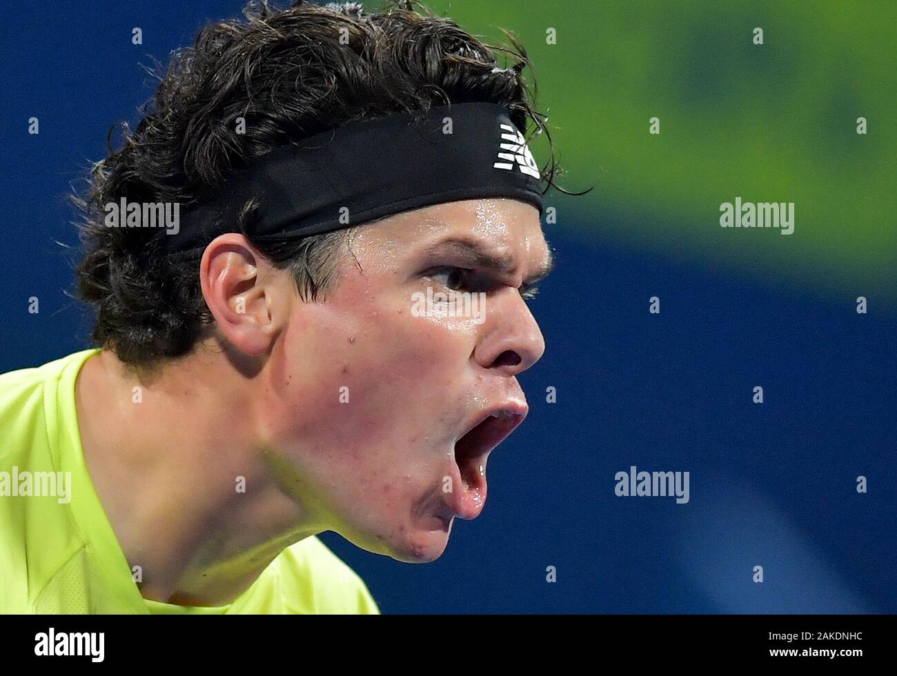 Doha in Qatar. Gen 8, 2020. Milos Raonic del Canada reagisce durante il secondo turno match tra Milos Raonic di di Canada e Corentin Moutet della Francia al ATP Qatar Open Tennis Tournament a Doha, in Qatar, 8 gennaio, 2020. Credito: Nikku/Xinhua/Alamy Live News Foto Stock